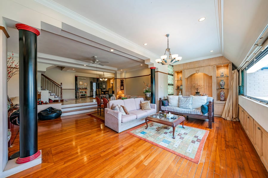 Lakepoint Condominium